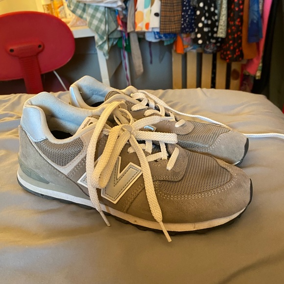 Grey new balance sneakers - Picture 2 of 3